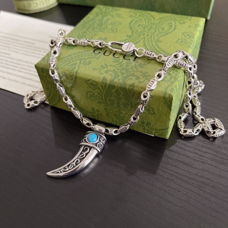 G*u*i necklaces